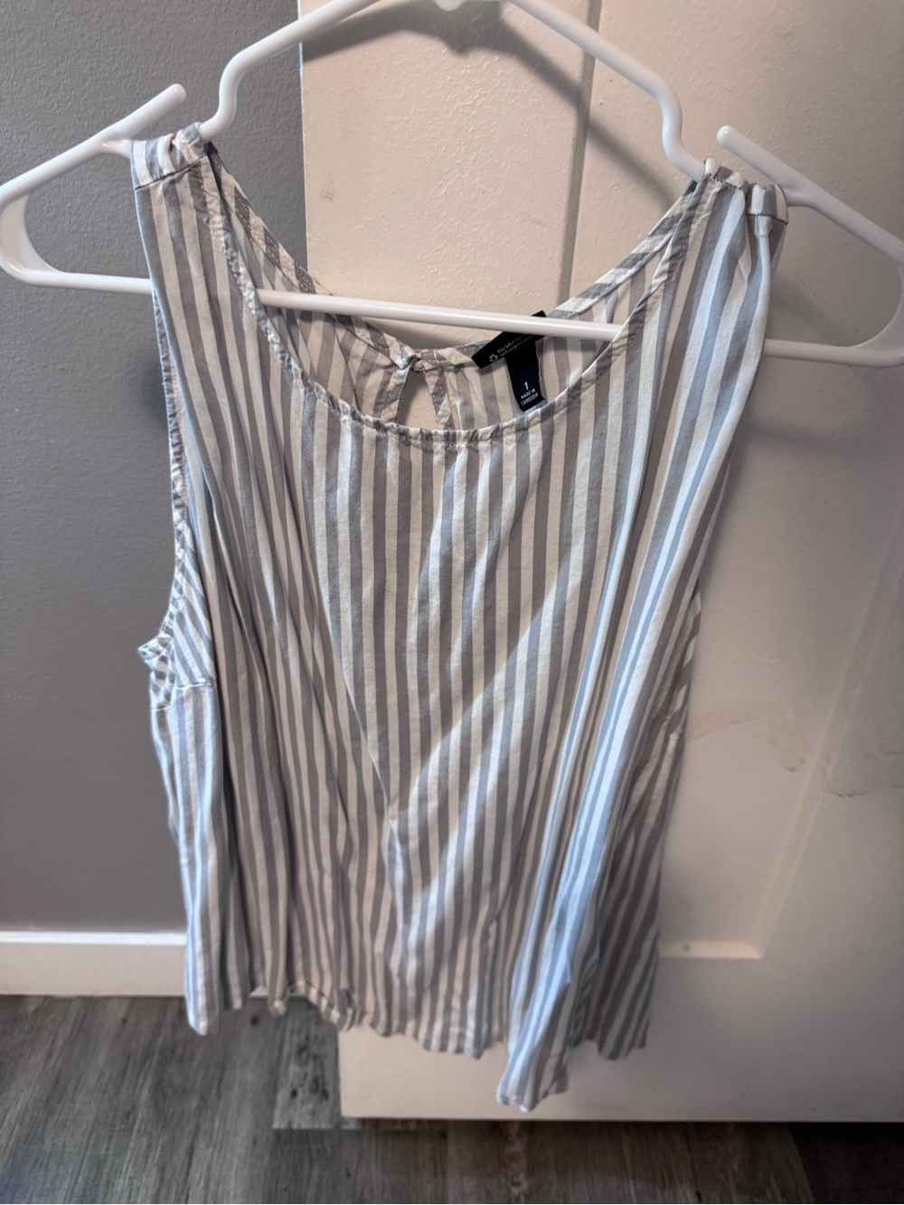 torrid Vertical Stripe Sleeveless Tank Top - Gray & White Size 1 fits like an XL